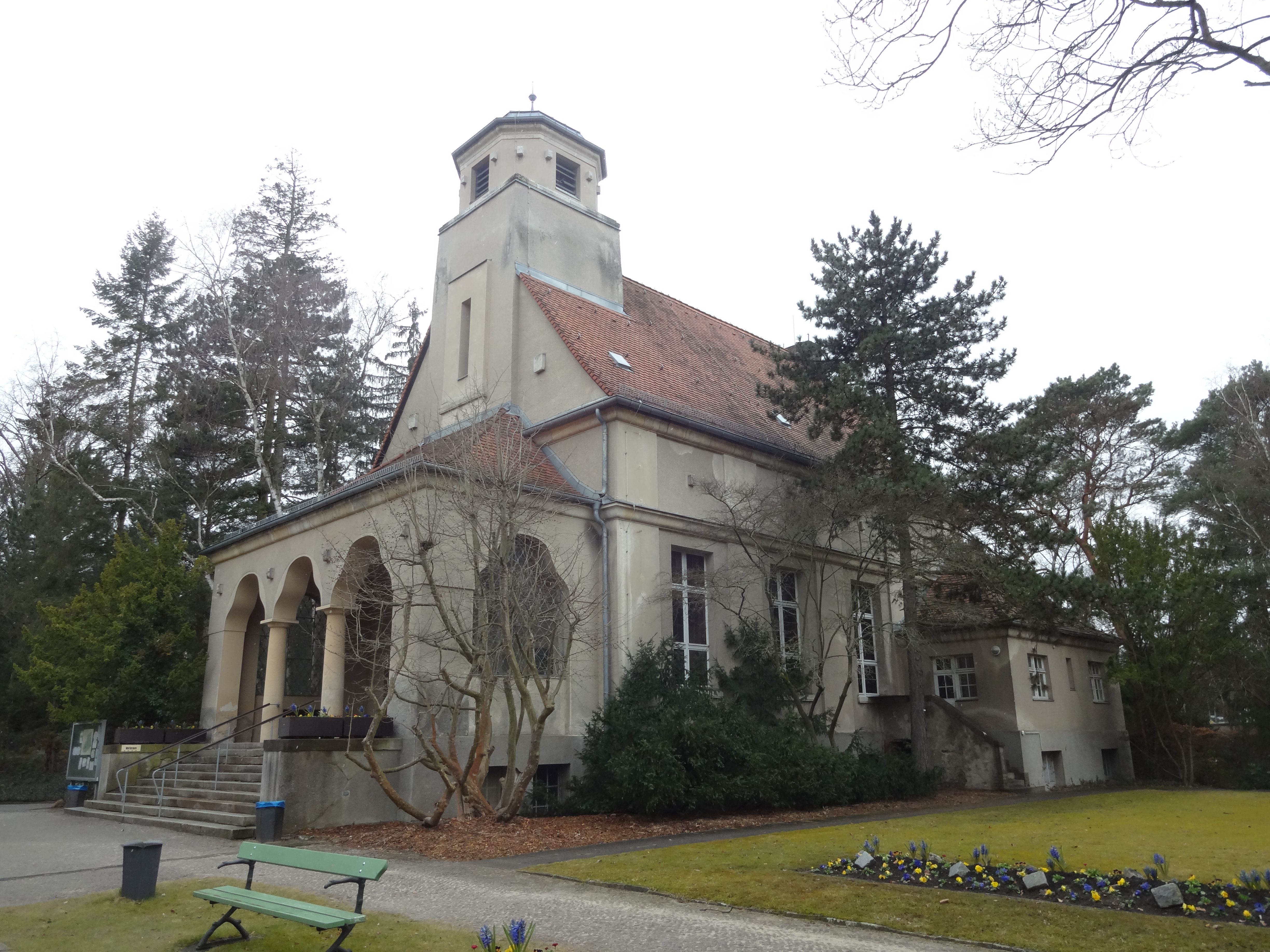 Chapel at Parkfriedhof Lichterfelde with portico and tower