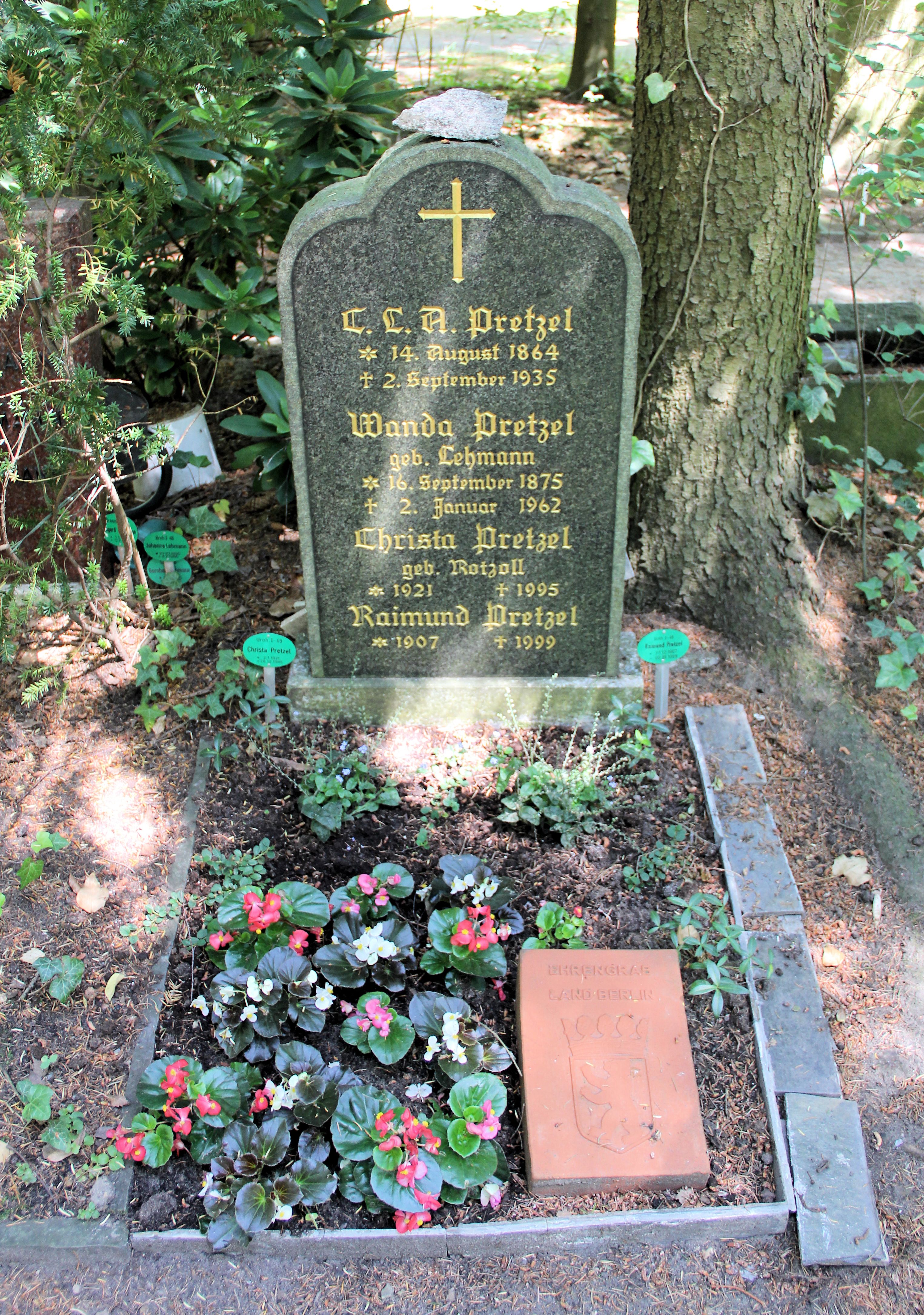 Ehrengrab von Sebastian Haffner, bürgerlich Raimund Pretzel, im Parkfriedhof Lichterfelde